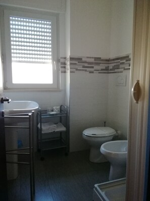 Doppelzimmer (Base 21B) | Badezimmer | Dusche, kostenlose Toilettenartikel, Haartrockner, Bidet