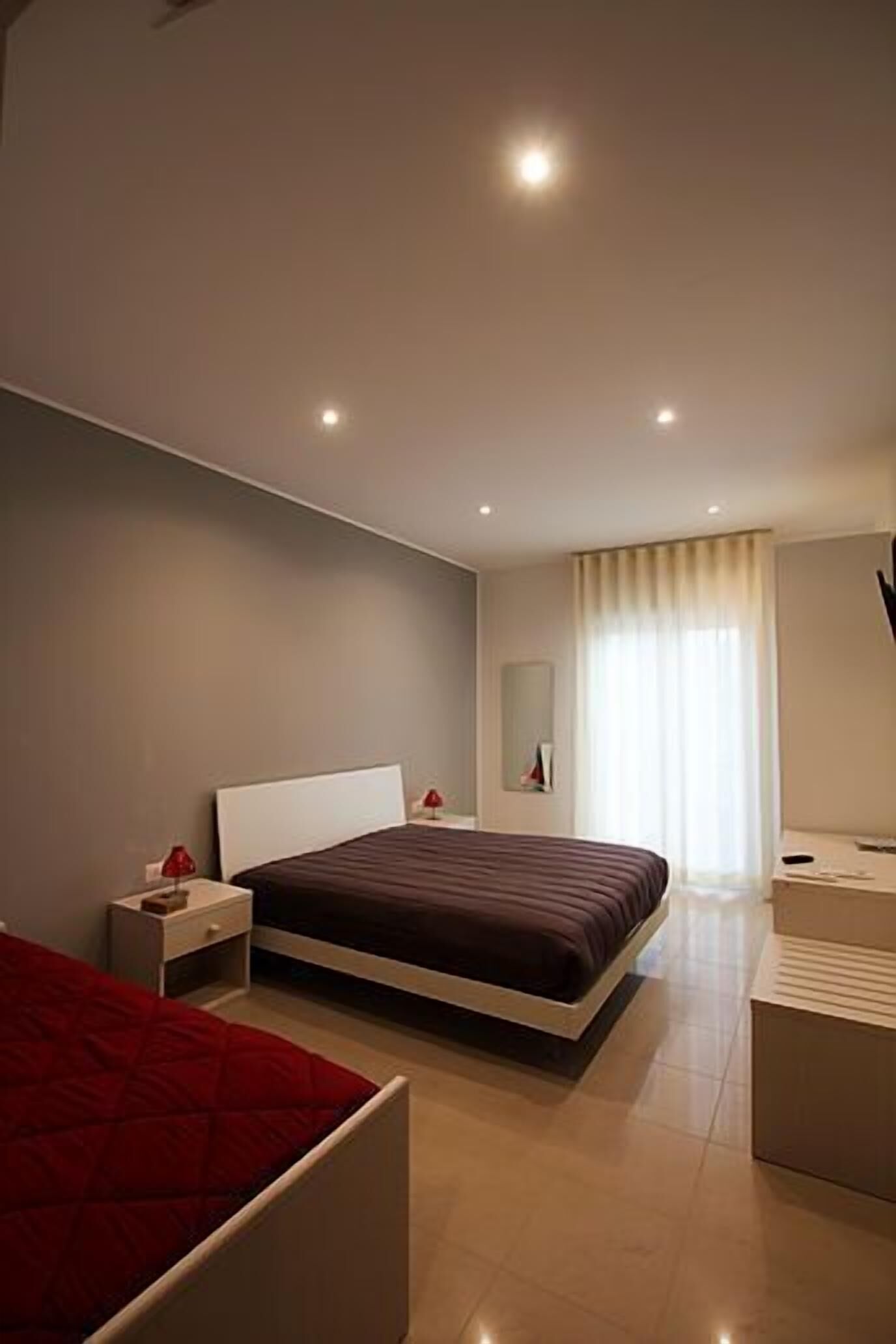 Desk, soundproofing, free cots/infant beds, rollaway beds