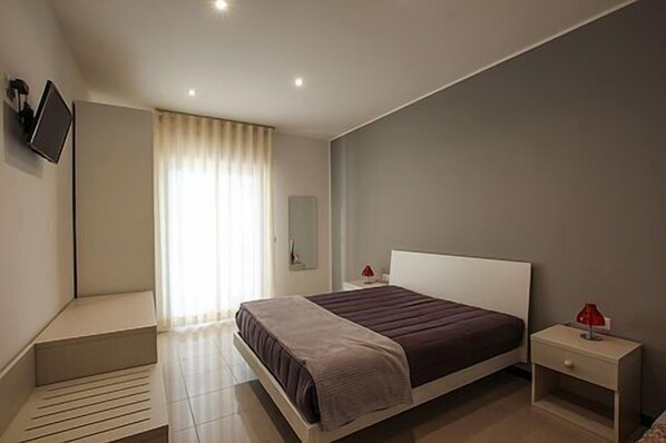 Bureau, chambres insonorisées, lits bébé (gratuits)