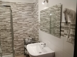 Dusche, kostenlose Toilettenartikel, Haartrockner, Bidet