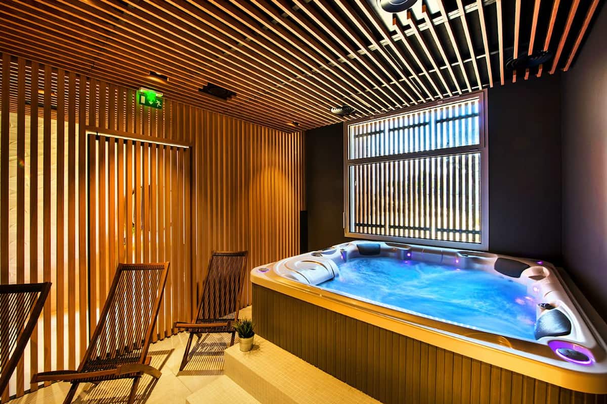 indoor spa tub