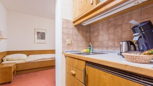 City Apartment, 1 Twin Bed | Private kitchen | Coffee/tea maker, fridge, microwave, cookware/dishes/utensils - EJ9 Mainz Downtown (Mainz)