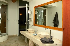 Deluxe-Doppelzimmer | Badezimmer | Dusche, kostenlose Toilettenartikel, Haartrockner, Handtücher
