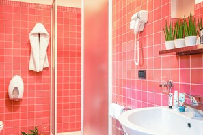 Shower, free toiletries, hair dryer, bidet - Albergo Il Giardino del Rio (Castel di Sangro)