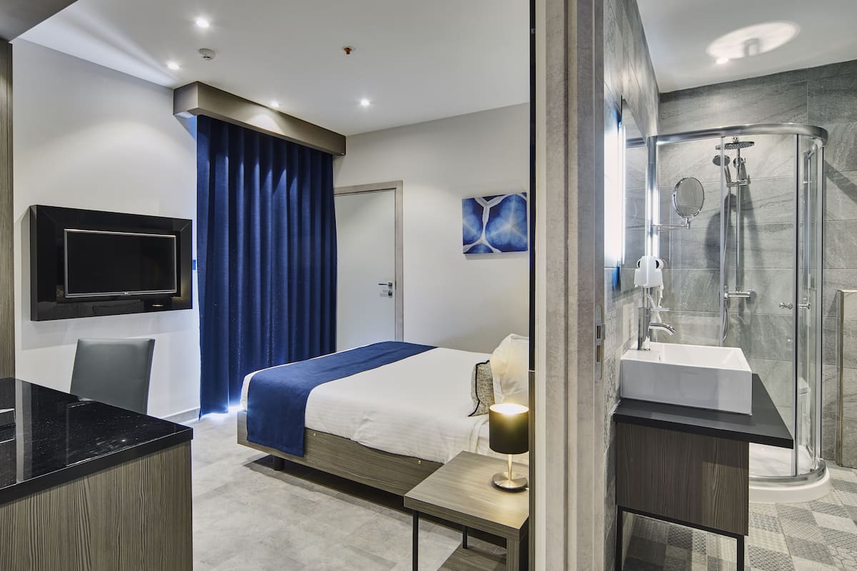 1 bedroom, premium bedding, in-room safe, desk