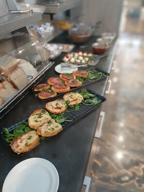 Desayuno buffet (EUR 10 por persona) 