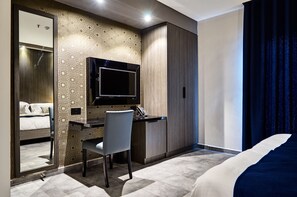 Sengetøy av topp kvalitet, safe på rommet, skrivebord og lydisolert