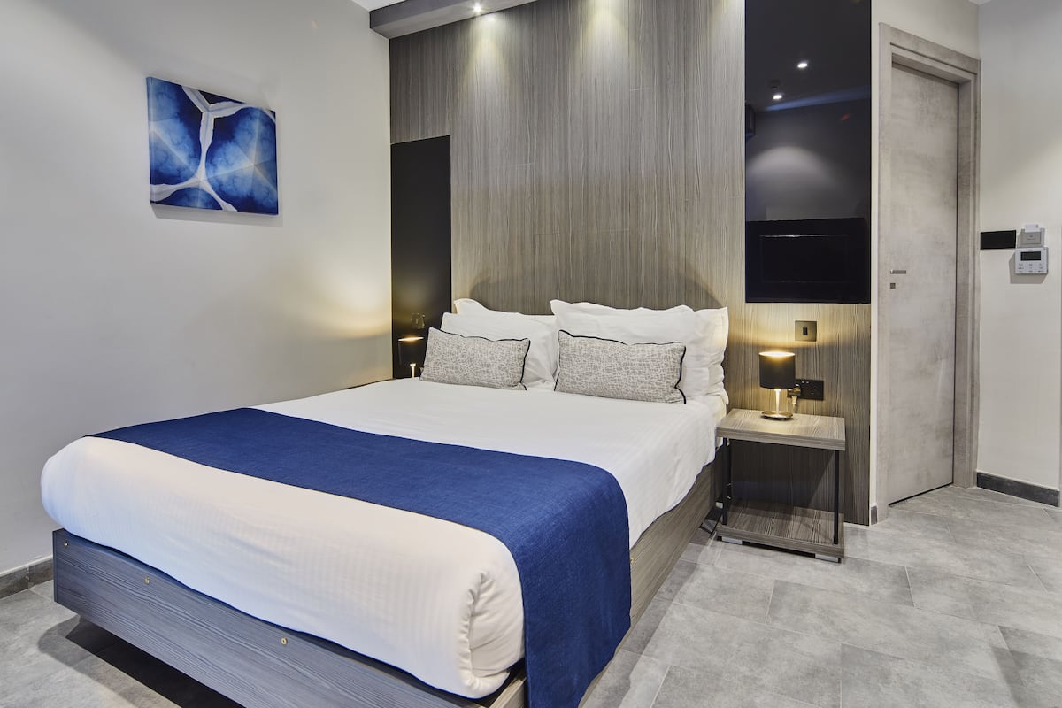 Luxe beddengoed, een kluis op de kamer, een bureau, geluiddichte muren