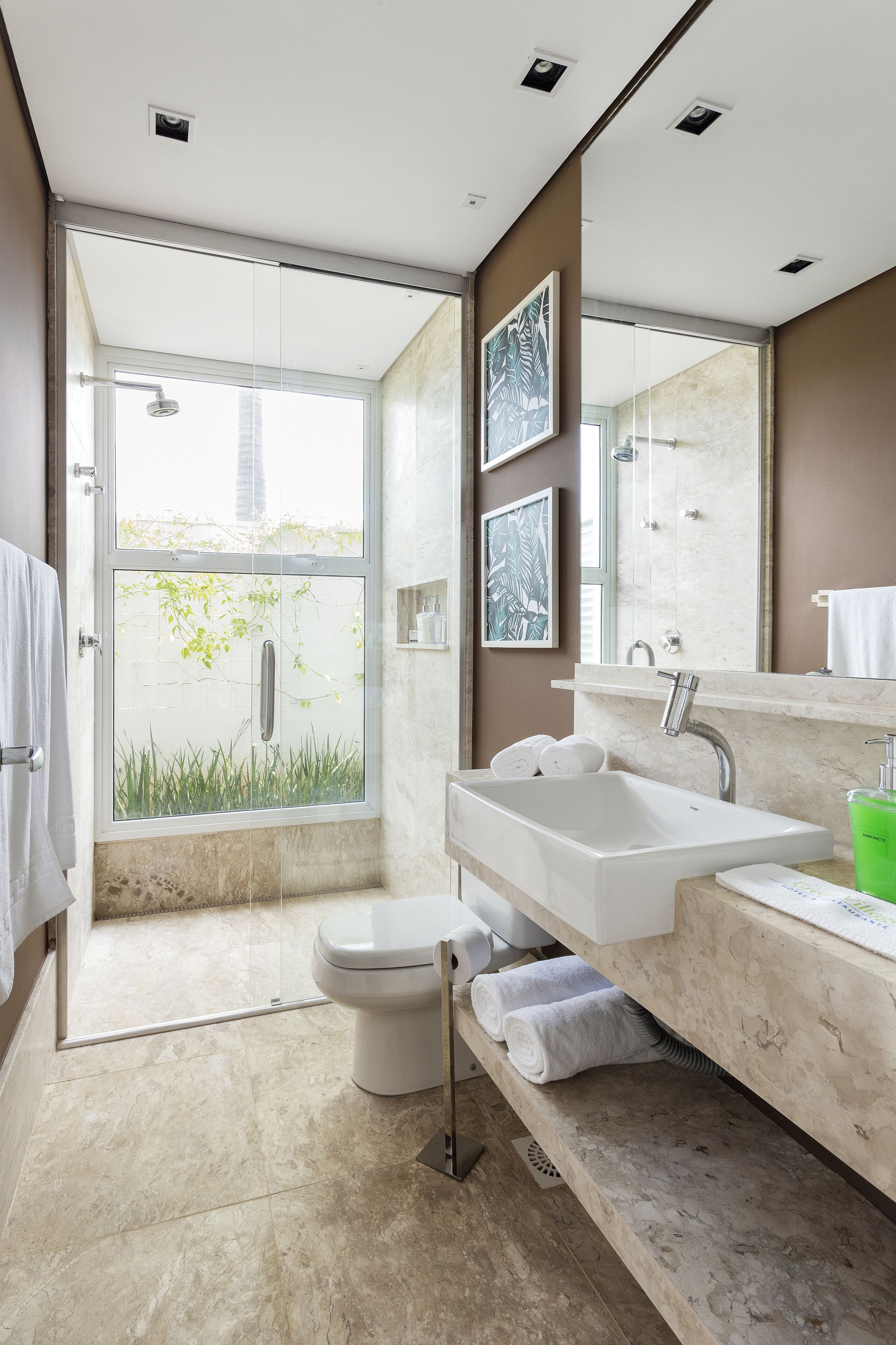 deluxe cottage | bathroom | shower, free toiletries, hair dryer, bidet