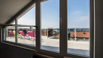 Superior Apartment, 2 Bedrooms, Fireplace, Sea View | Terrace/patio