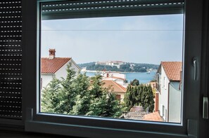 Leilighet – superior, 2 soverom, peis, sjøutsikt | Safe p å rommet, skrivebord, wi-fi (inkludert) og sengetøy