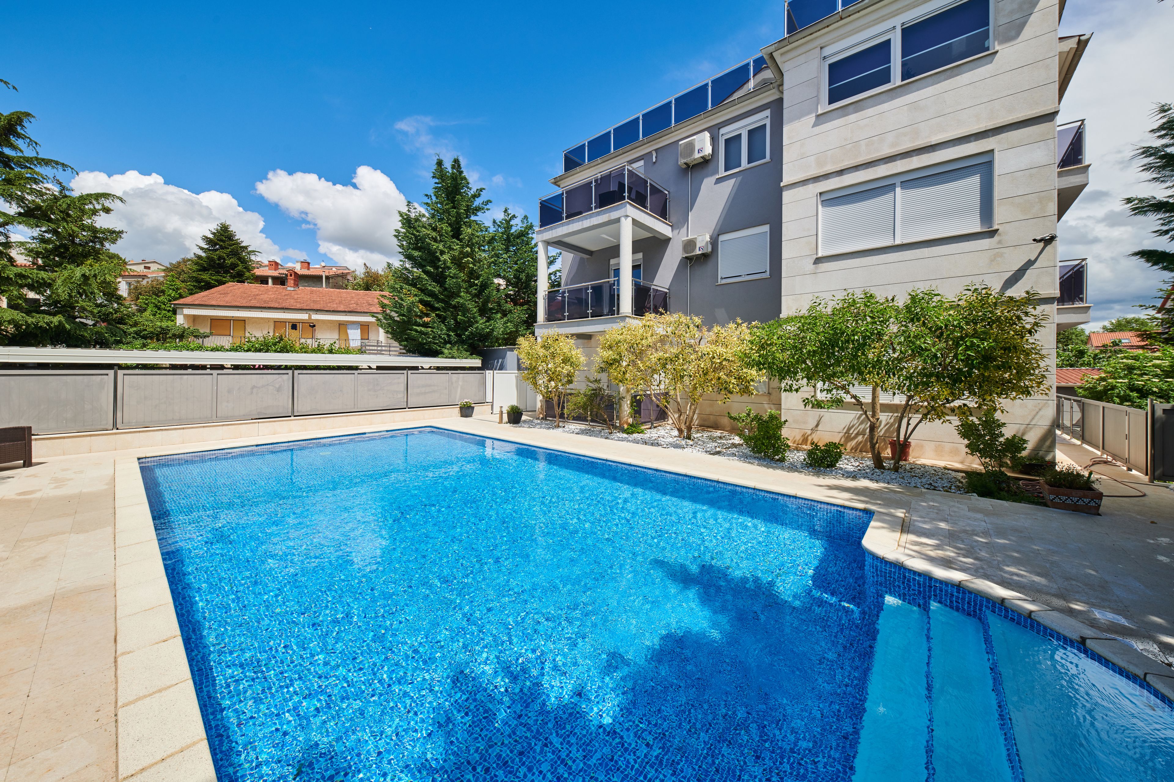 En säsongsöppen utomhuspool