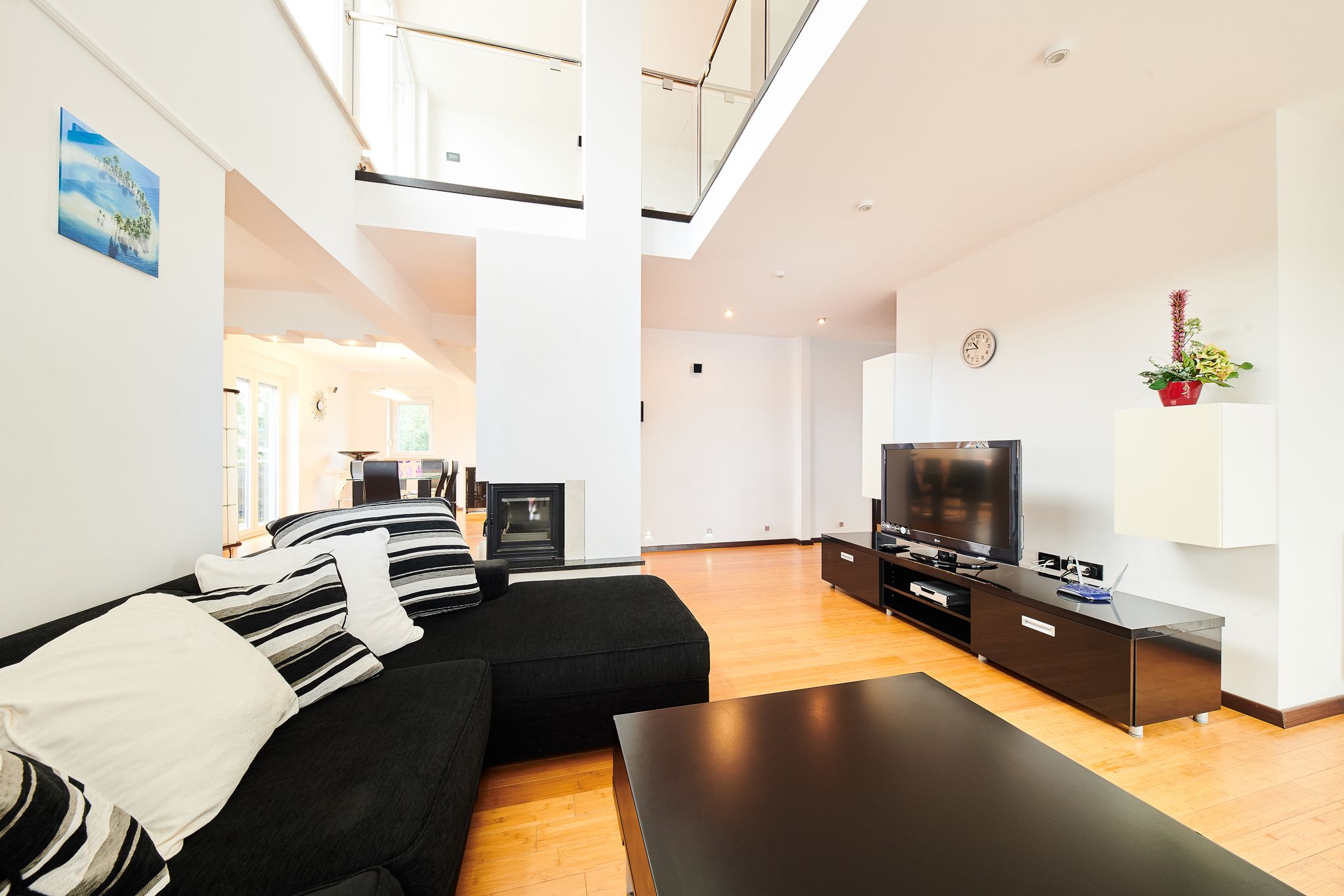 Departamento superior, 2 habitaciones, chimenea, vista al mar | Sala de estar | Televisión de pantalla plana 