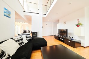 スーペリア アパートメント 2 ベッドルーム 暖炉 シービュー | リビングルーム | 薄型テレビ