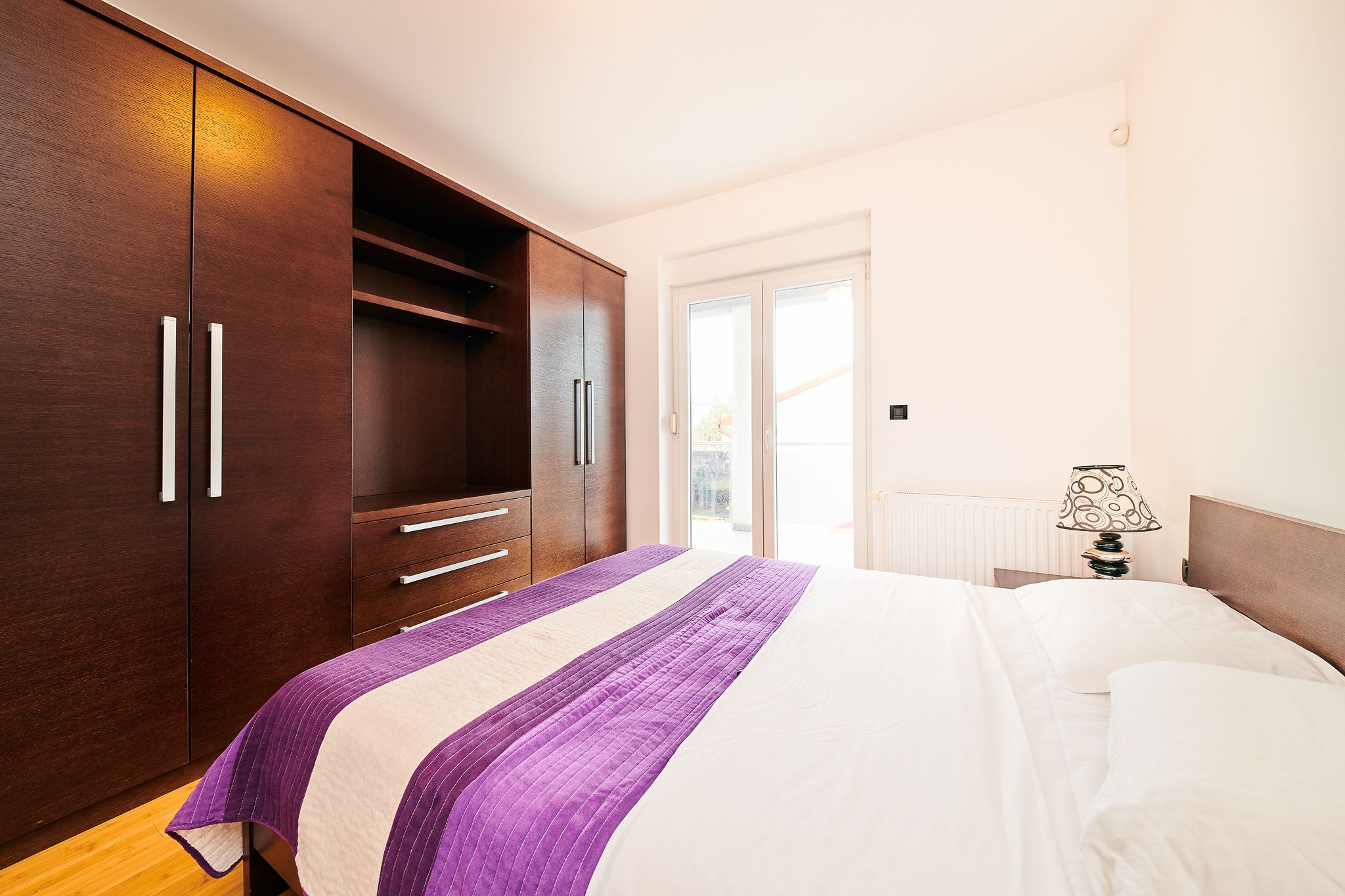 Lägenhet - 3 sovrum - tillgång till pool | Värdeförvaringsskåp på rummet, skrivbord, gratis wi-fi och sängkläder