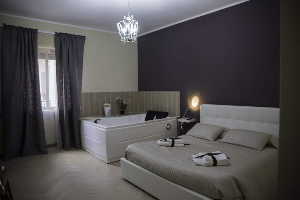 Suite, Jetted Tub