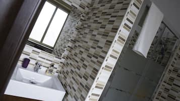Dusche, kostenlose Toilettenartikel, Haartrockner, Bidet