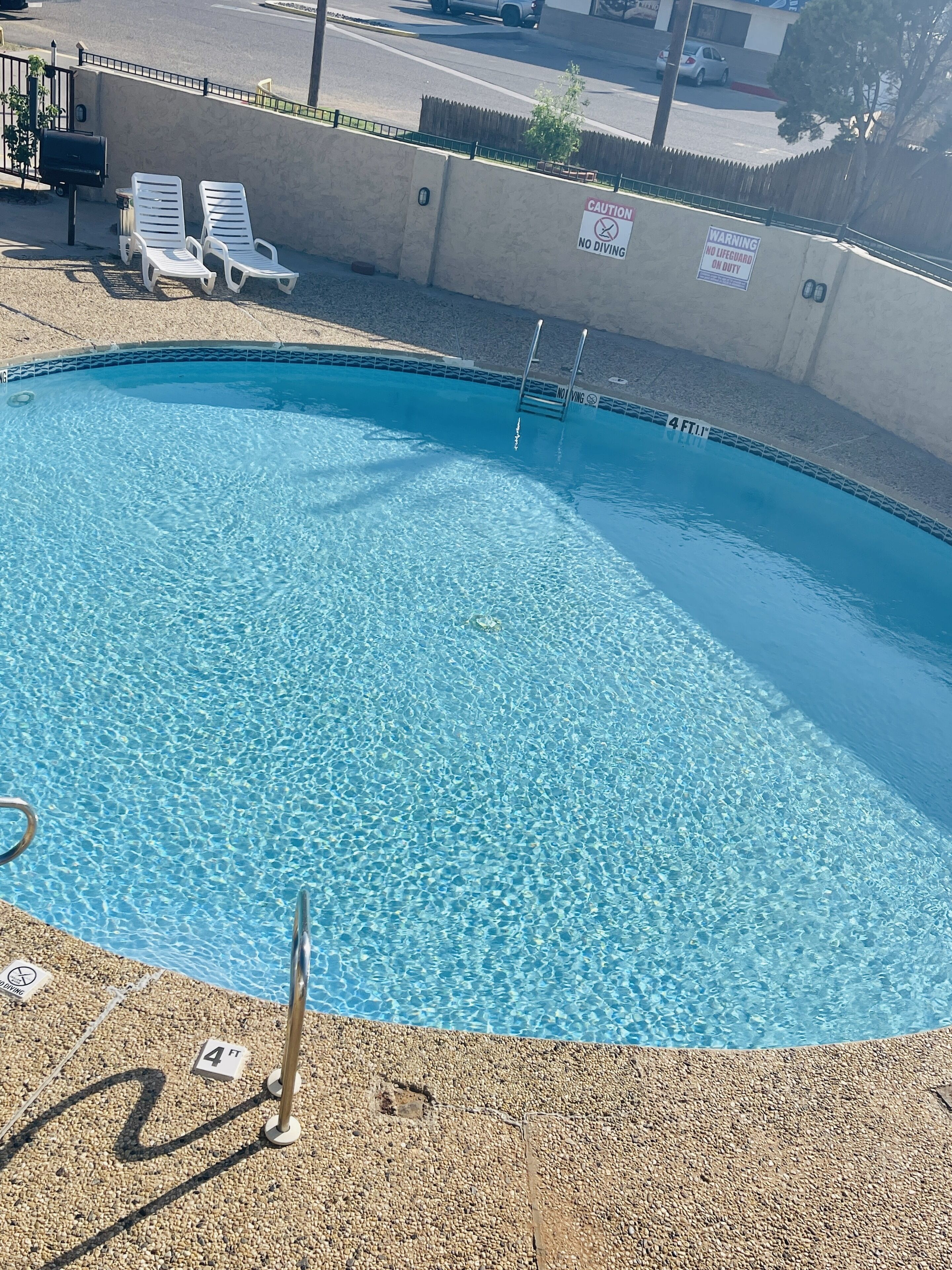 Una piscina al aire libre de temporada