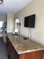 Standard Room, 1 King Bed, Smoking | Room amenity