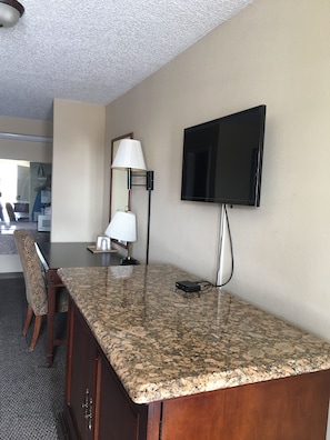 Standard Room, 1 King Bed, Smoking | Room amenity