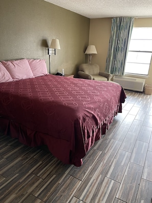 Quarto standard, 1 cama King, para não fumantes | Escrivaninha, ferros/tábuas de passar roupa, Wi-Fi de cortesia