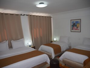 Familiekamer | 1 slaapkamer, een minibar, verduisterende gordijnen, gratis wifi