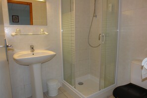 Shower, towels - L’Adresse - Lyon West (L'Arbresle)