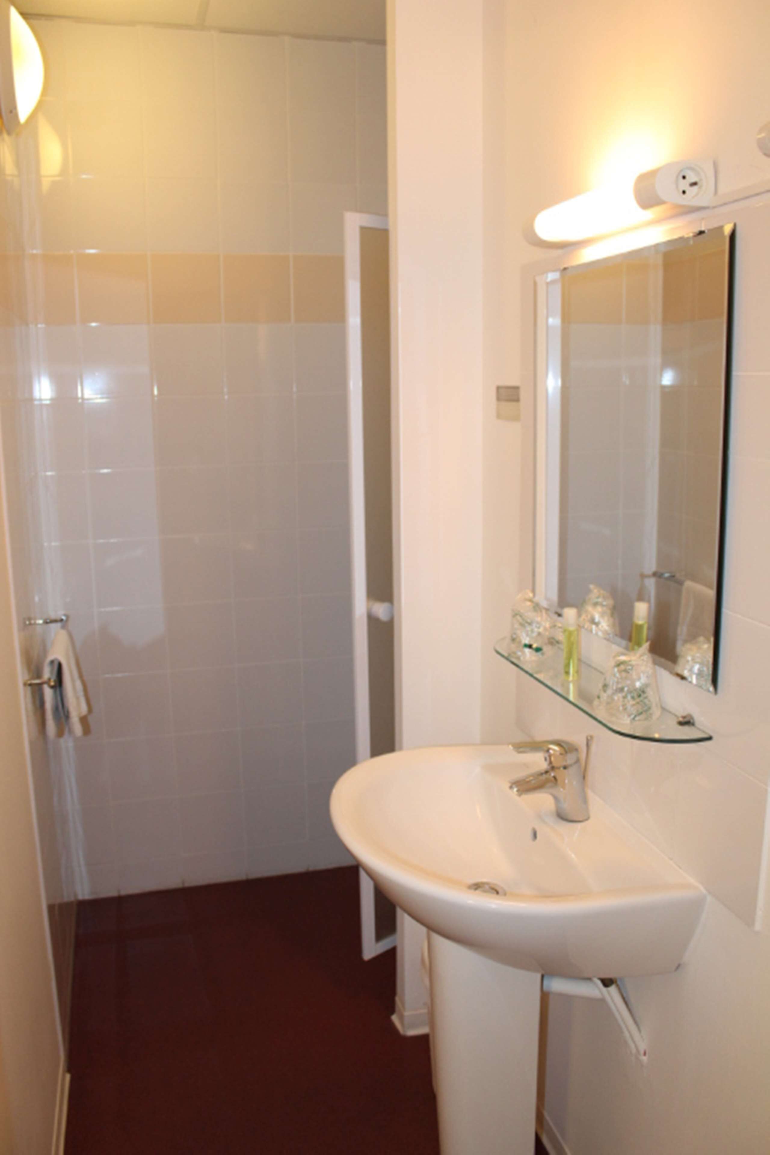 Douche, serviettes fournies