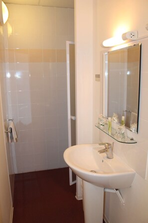 Douche, serviettes fournies