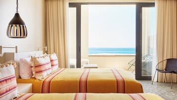 Minibar, caja de seguridad en la habitación y escritorio