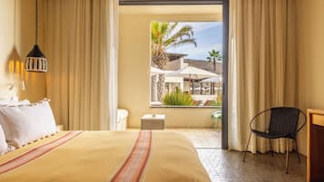 Minibar, caja de seguridad en la habitación y escritorio