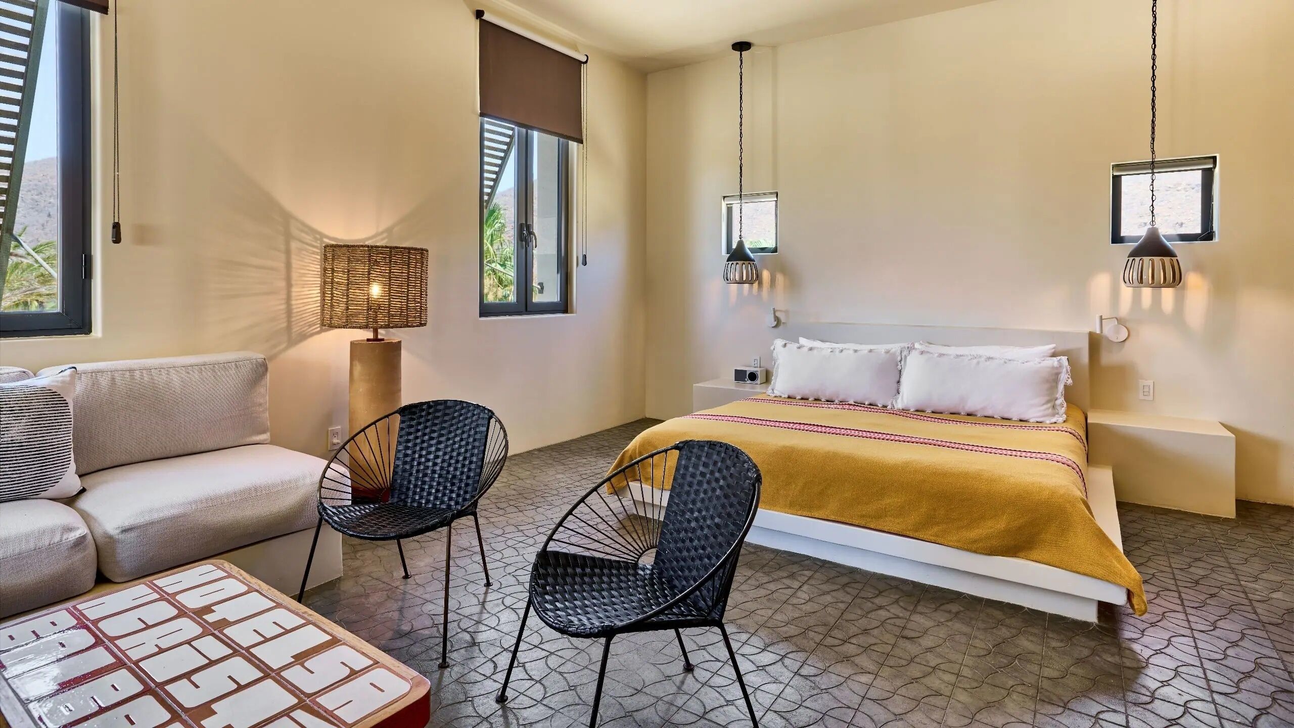 Minibar, caja de seguridad en la habitación y escritorio 