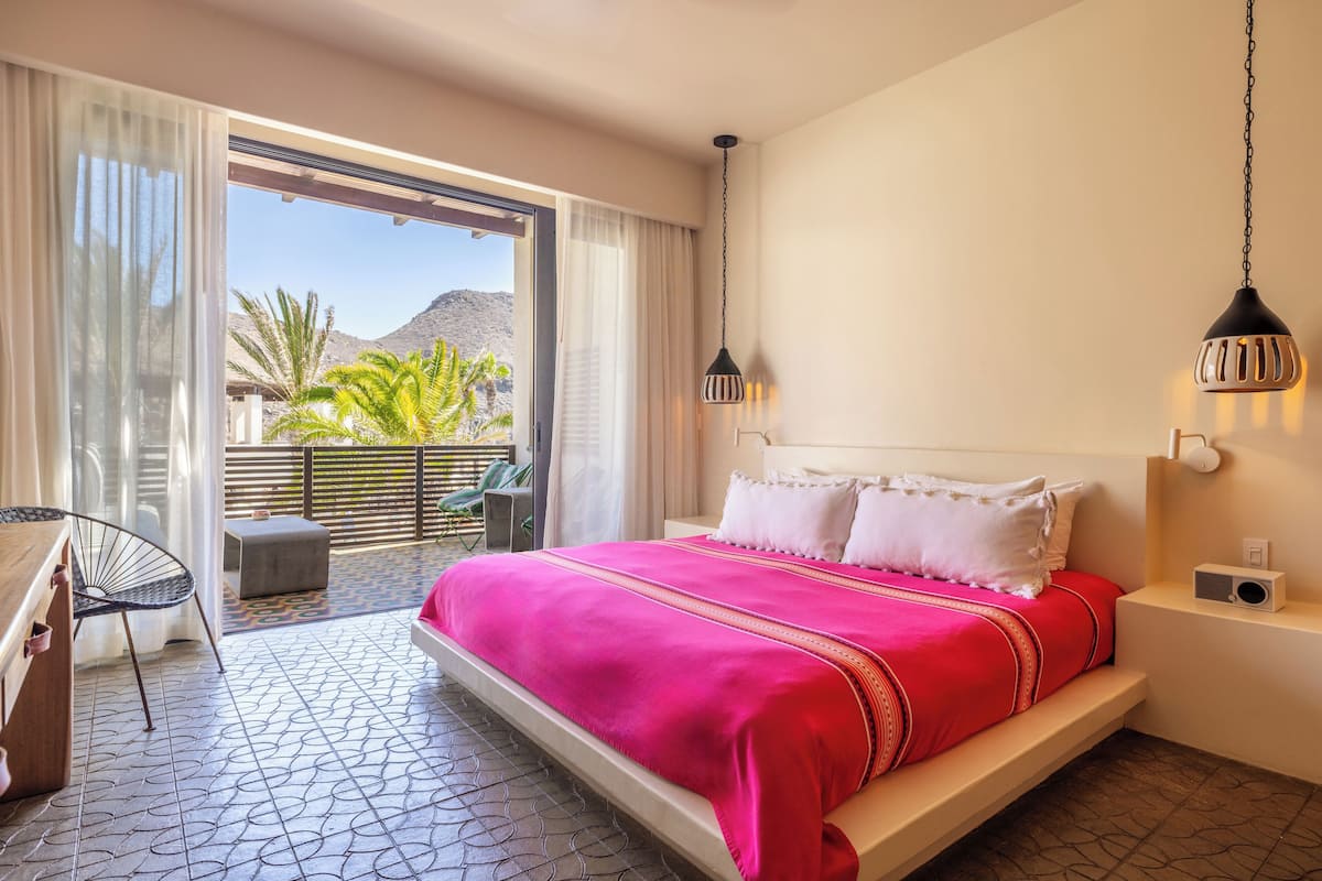 Minibar, caja de seguridad en la habitación y escritorio