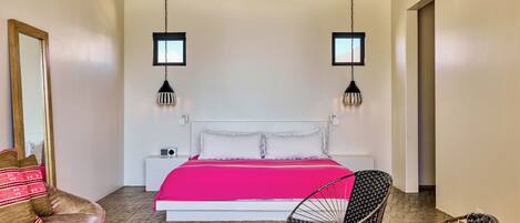 Camera, 1 letto king, vista oceano | Minibar, una cassaforte in camera, una scrivania, ferro/asse da stiro