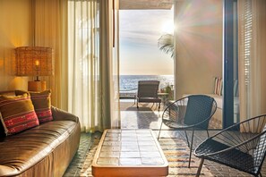 Room, 1 King Bed, Ocean View (Plunge Pool) | Living area