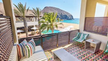 Huone, 1 suuri parisänky, valtamerinäköala, uima-altaan luona | Terassi/patio
