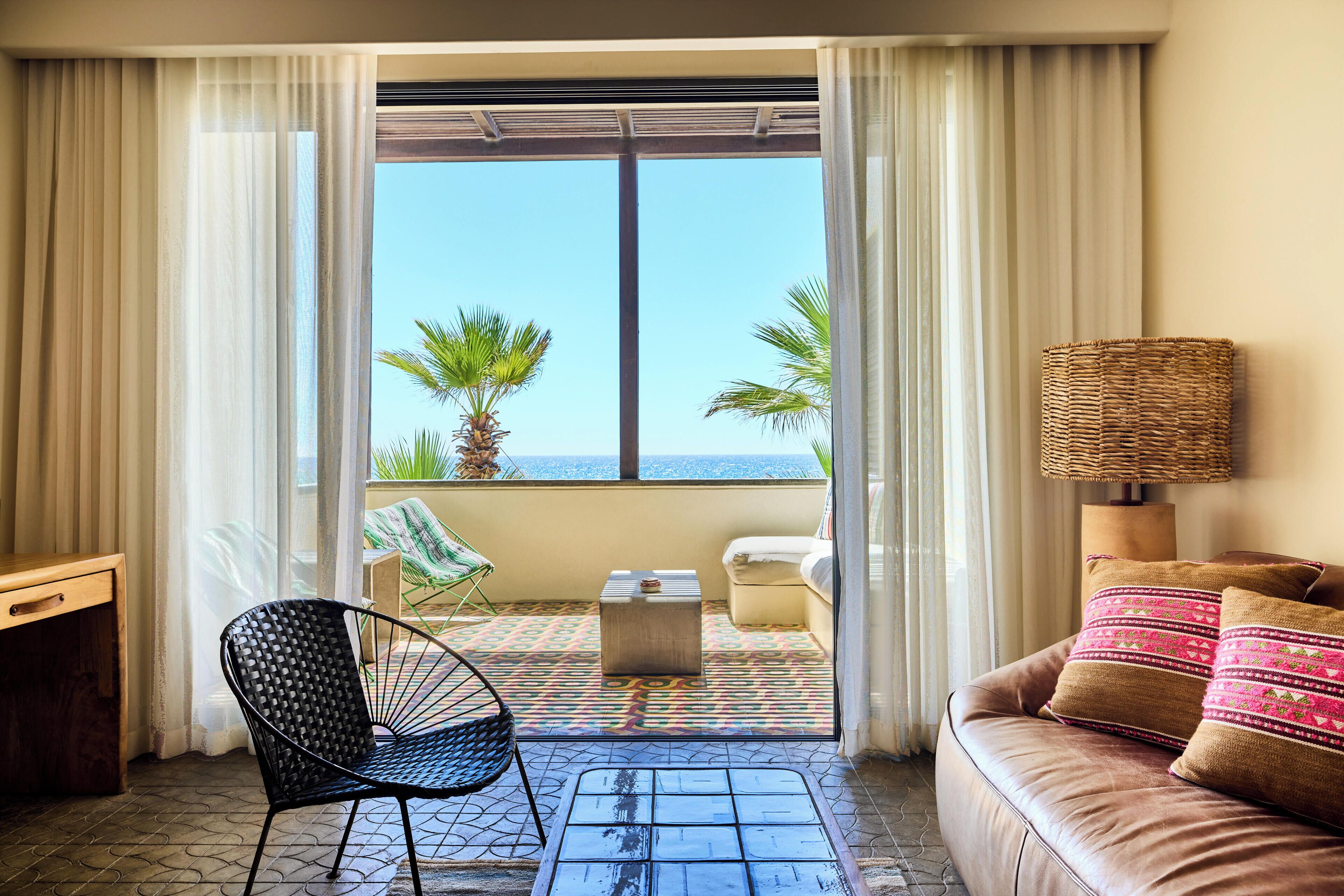 Room, 1 King Bed, Ocean View | Living area