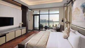 Suite, 1 King Bed, Non Smoking | In-room safe, desk, soundproofing, iron/ironing board