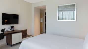 Luxe beddengoed, een kluis op de kamer, een bureau, een laptopwerkplek