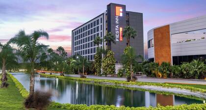 Fiesta Inn Express Cancún Cumbres