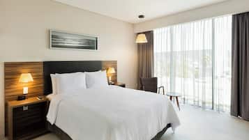 Quarto superior | Roupas de cama premium, cofres nos quartos, escrivaninha