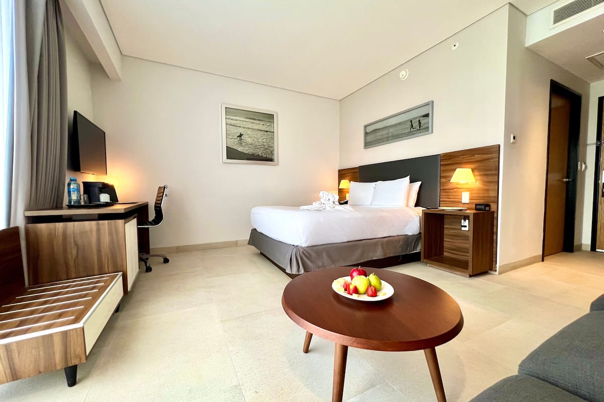 Premium bedding, in-room safe, desk, laptop workspace