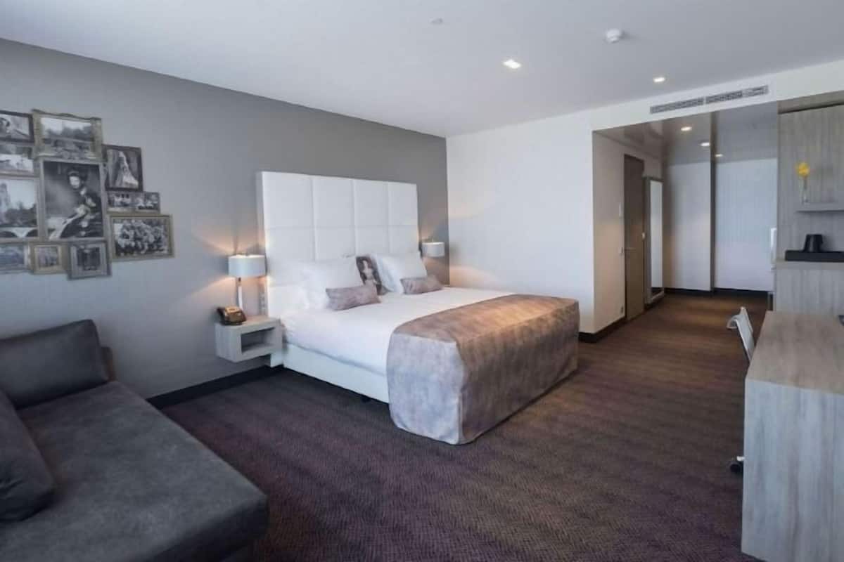 In-room safe, desk, soundproofing, iron/ironing board