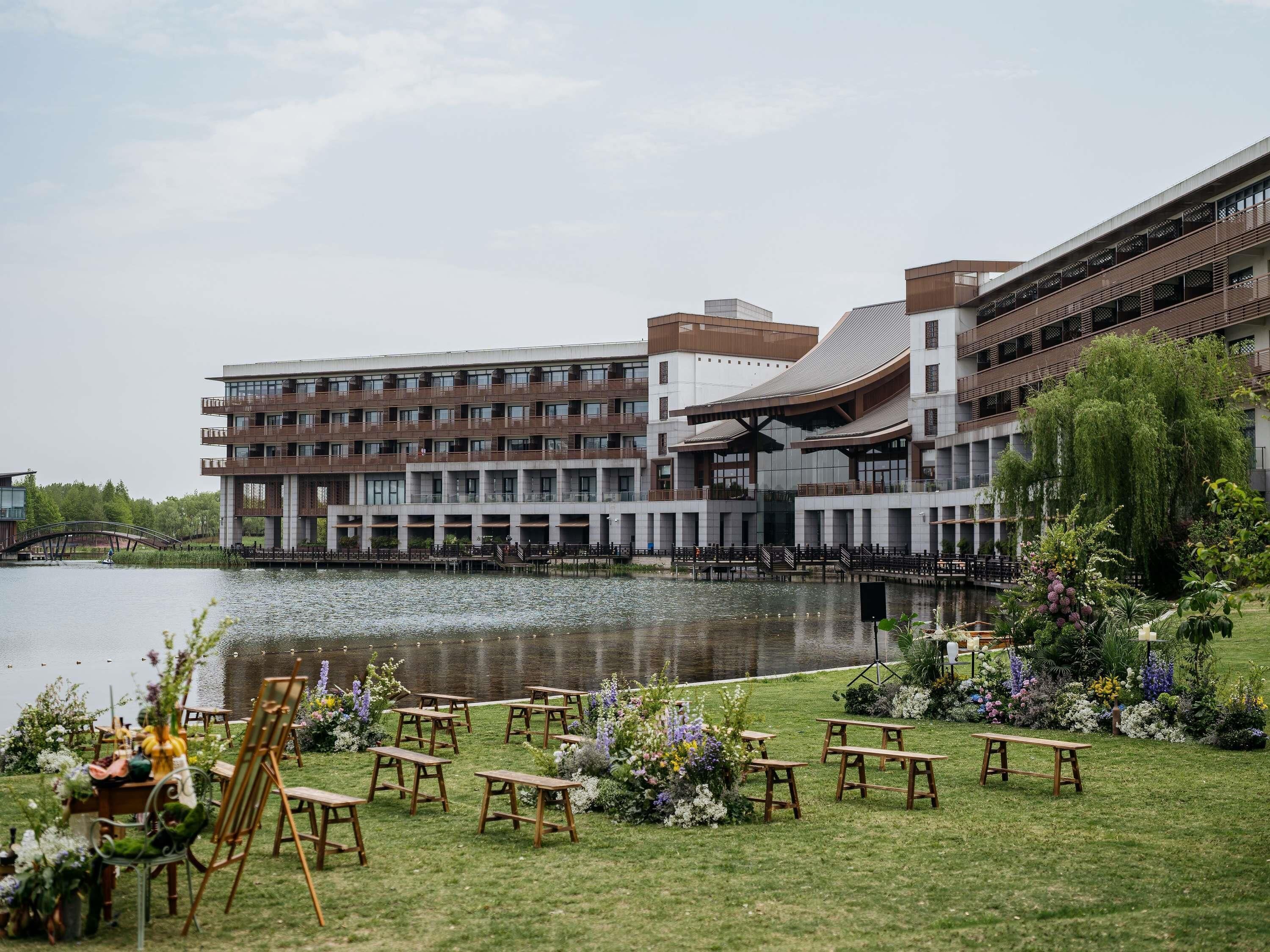 Un hôtel moderne doté d’une cour intérieure, d’un espace extérieur aménagé et offrant une vue sur le lac.