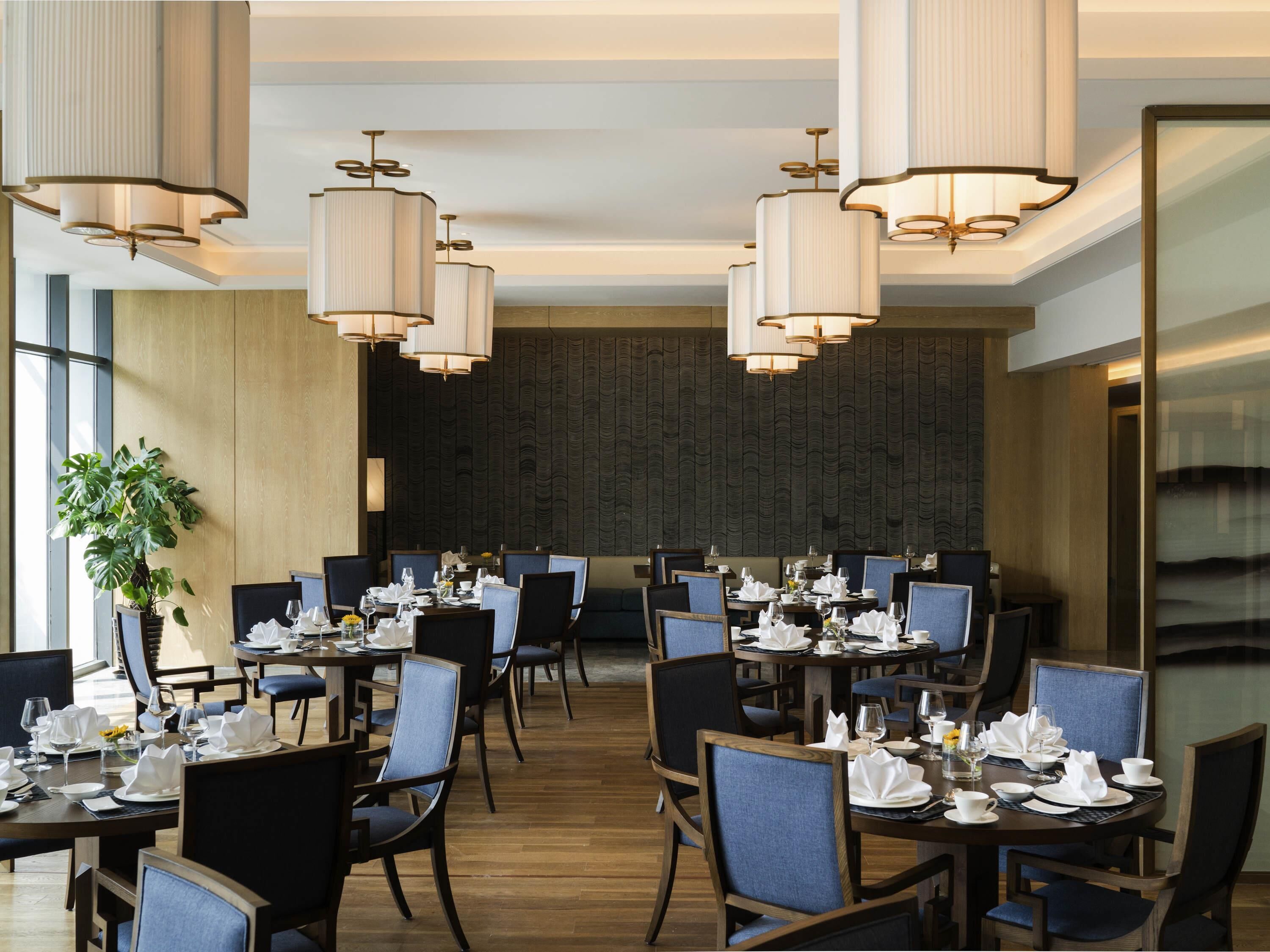 2 restaurants; breakfast, lunch, and dinner served