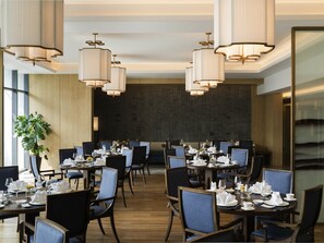 2 restaurants; breakfast, lunch, and dinner served