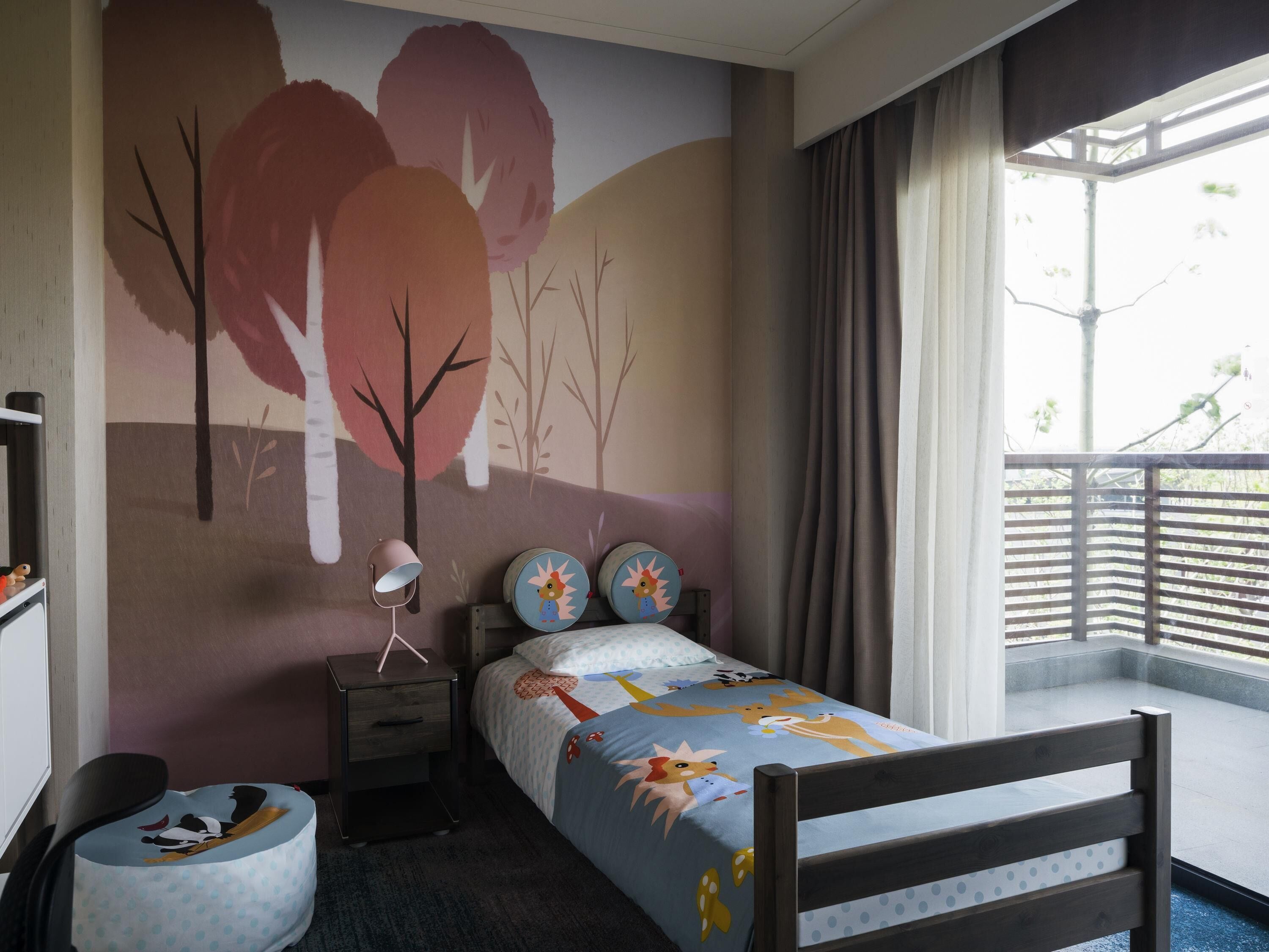 Minibar, coffres-forts dans les chambres, bureau