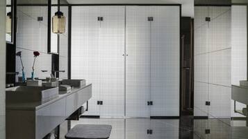 Minibar, caja de seguridad en la habitación y escritorio