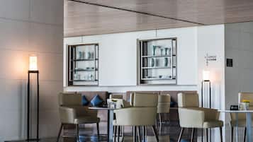 4 bares/lounges, pub