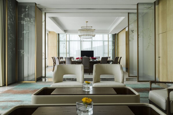 2 restaurants, breakfast, lunch, dinner served; international cuisine 
